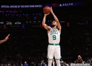 爱游戏APP-尼克斯鏖战猛龙，塔图姆点燃赛场