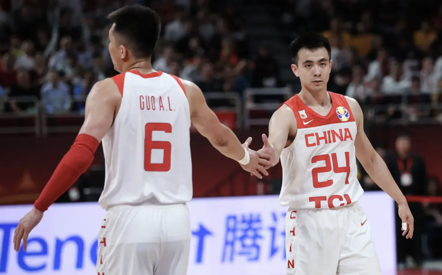 上海队横扫独行侠,赵继伟刷新纪录 上海队横扫独行侠,赵继伟刷新纪录