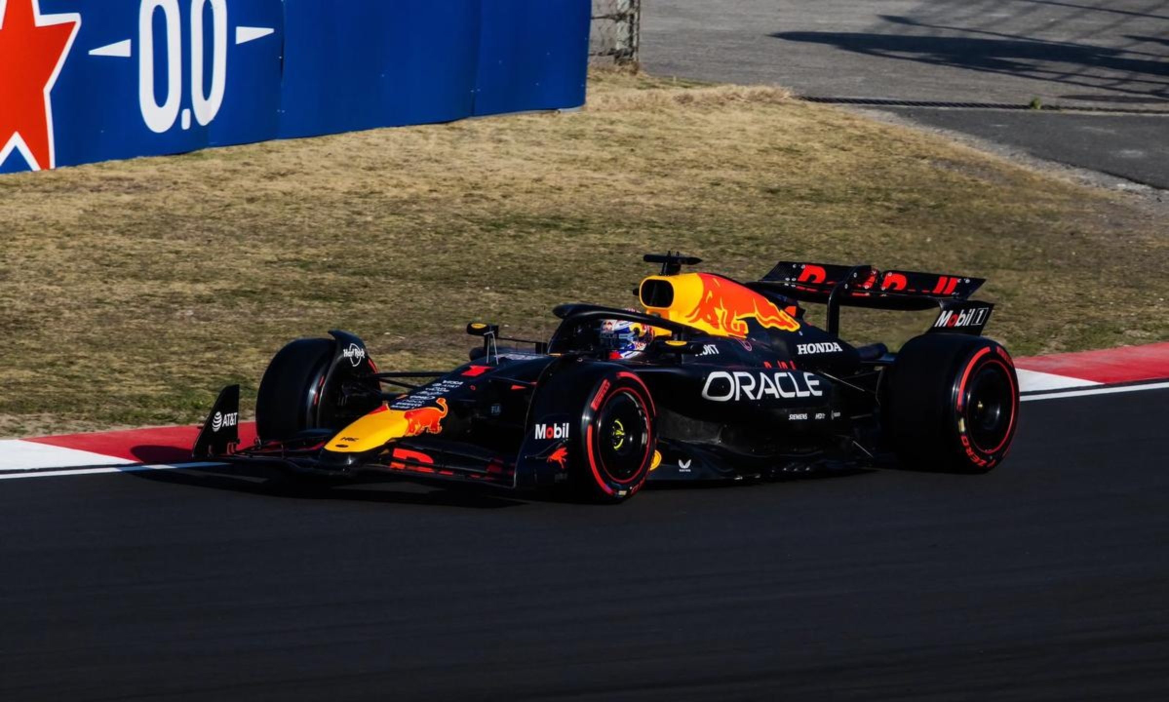 红牛车队力克迈凯伦，拉塞尔惊艳四座