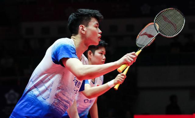 印度队鏖战中国队，黄鸭组合扛起全队