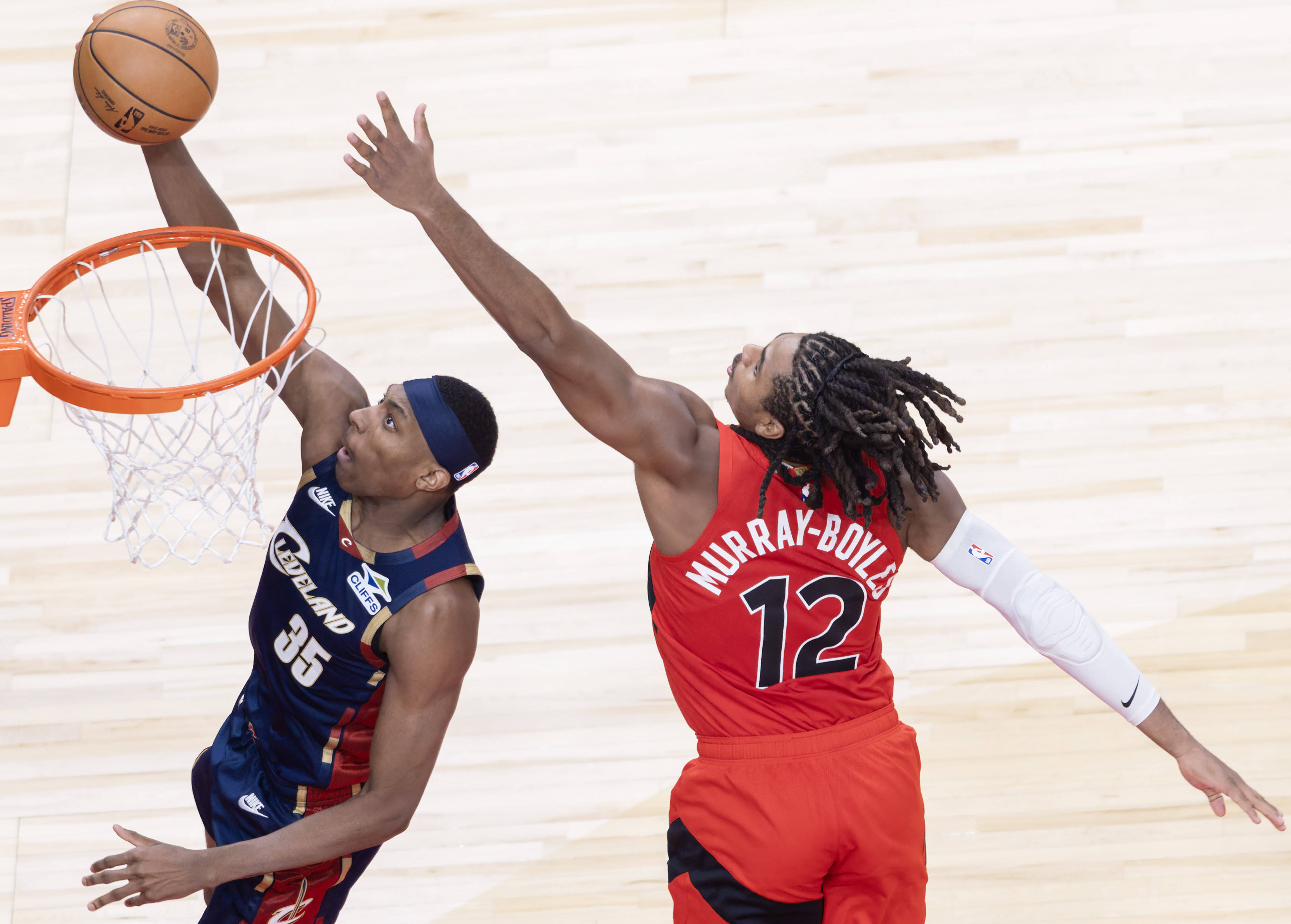 猛龙完胜勇士，欧文统治全场