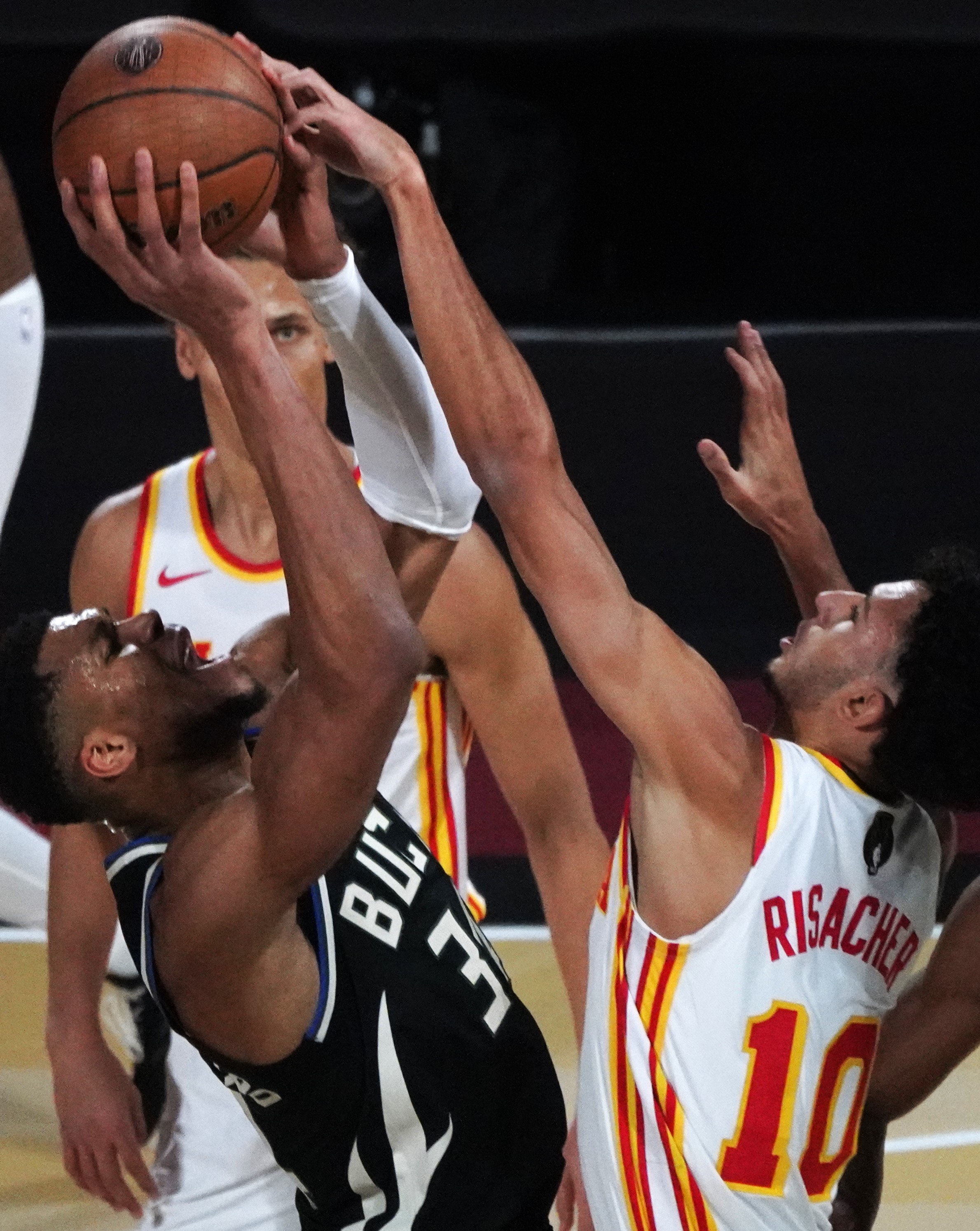 雄鹿横扫掘金,西亚卡姆关键制胜 雄鹿横扫掘金,西亚卡姆关键制胜