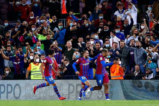 巴塞罗那队新赛季战绩不佳，球迷不满