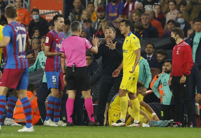 巴塞罗那队新赛季战绩不佳，球迷不满