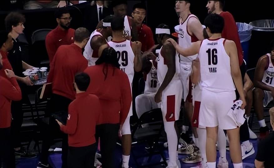 抢眼传球策应助攻队友得分获胜 抢眼传球策应助攻队友得分获胜