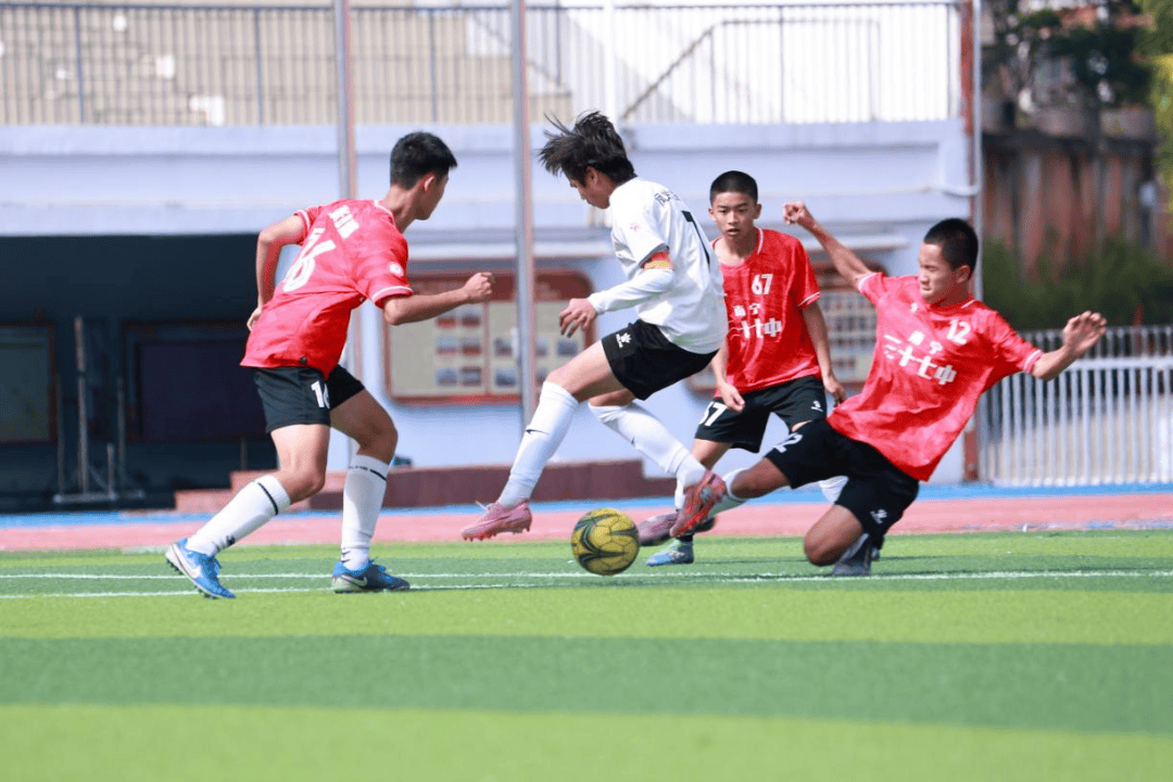 足球运动员们在场上尽展才华